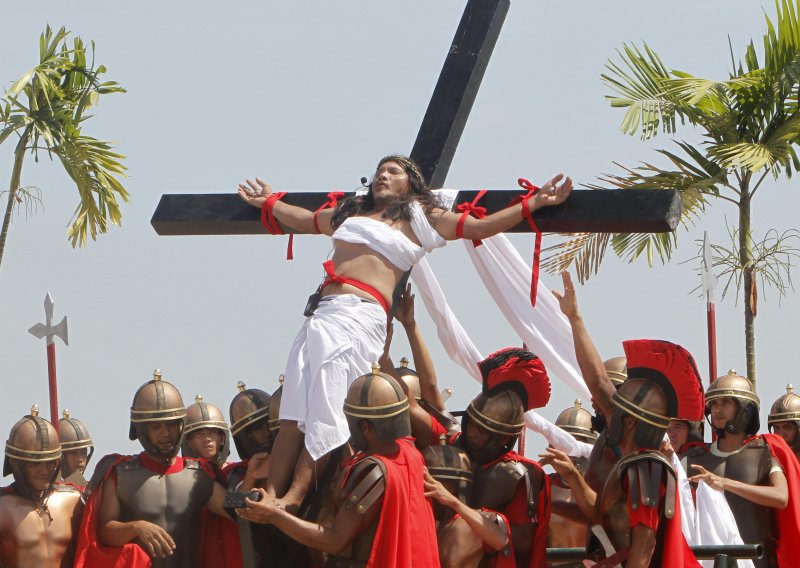 Filipinci se na Veliki petak razapinju na križeve