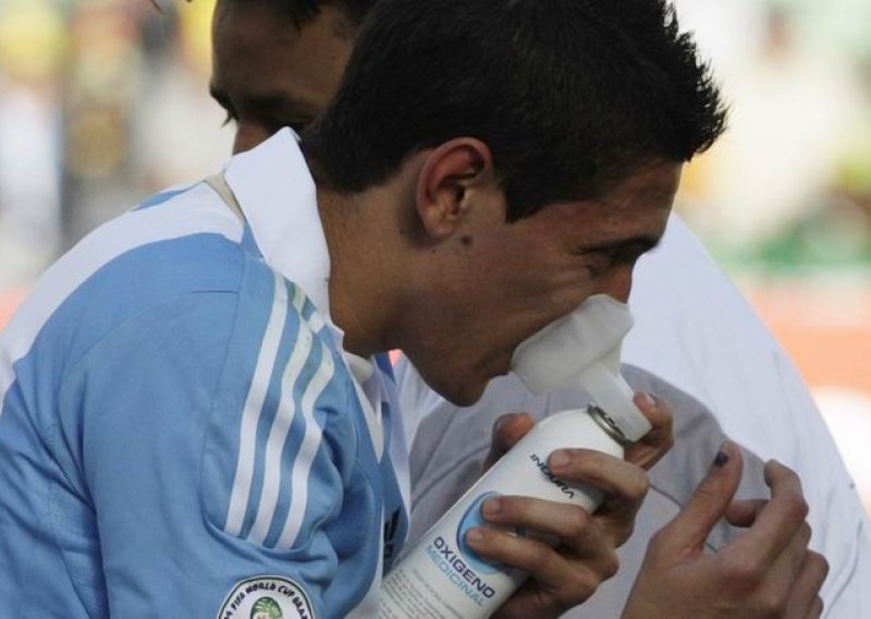 Ni baro-komore nisu pomogle: Messi povraćao, Di Maria na kisiku