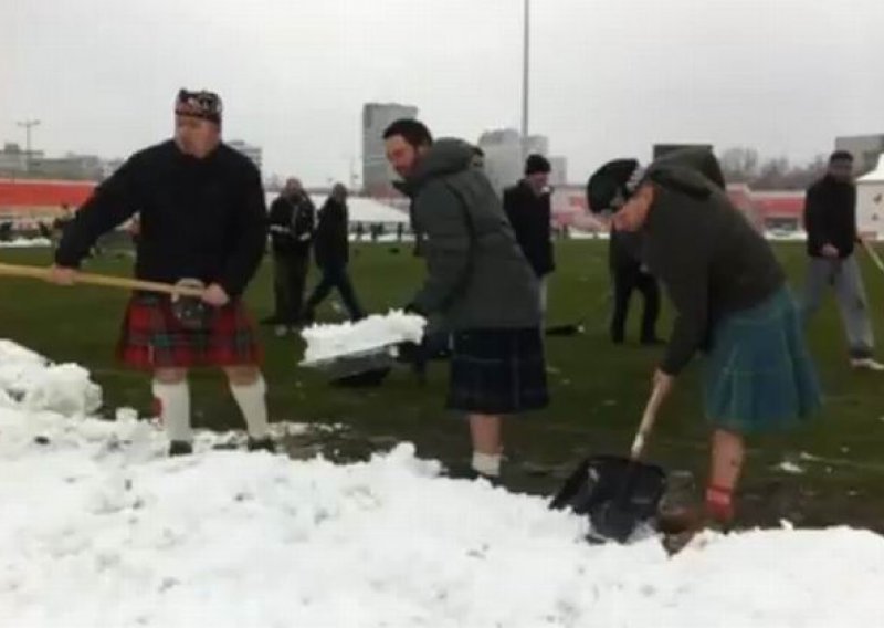 Škoti pomogli Srbima u čišćenju snijega pa će se ipak igrati