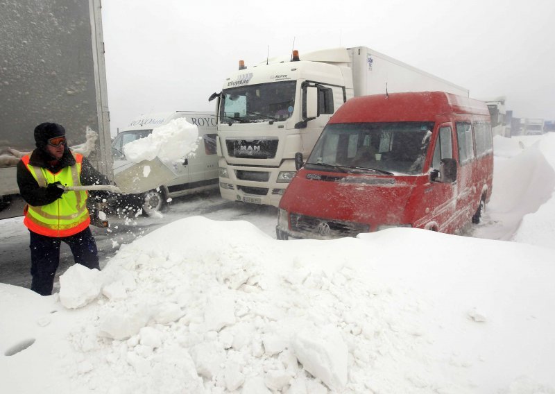 Više od 700 teretnjaka zarobljeno u snijegu