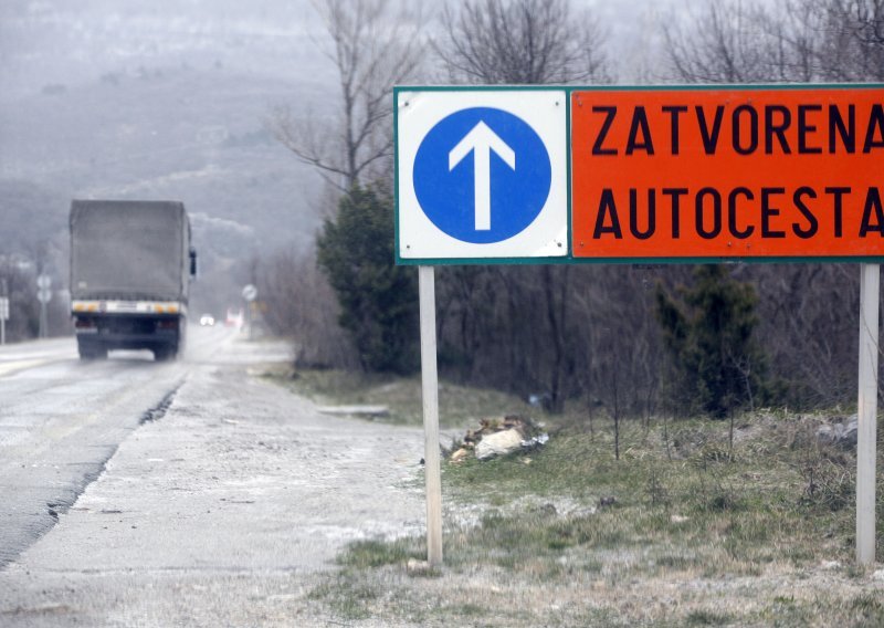 Olujna bura zatvorila autocestu Rijeka-Zagreb