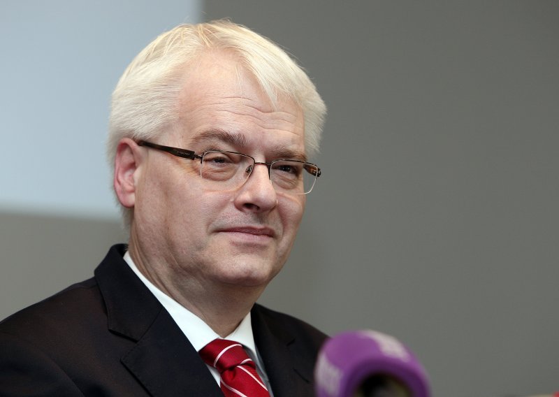 Josipović ipak ide na operaciju desnog oka