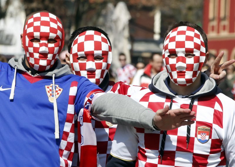 Svećenici pomiču Križni put, klinci odlaze s nastave