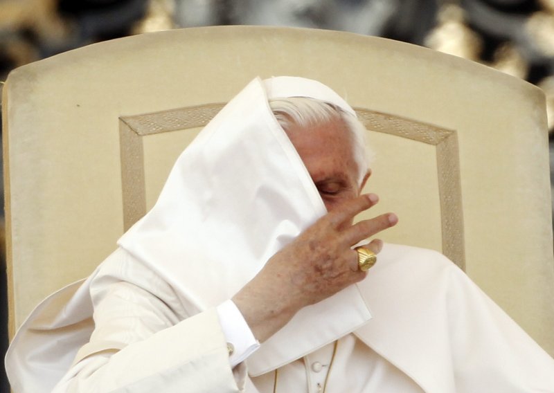 La Stampa: Papa je ozlijedio glavu