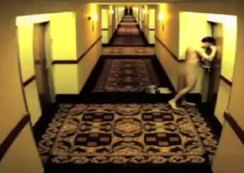 Muškarac gol ostao na hodniku hotela