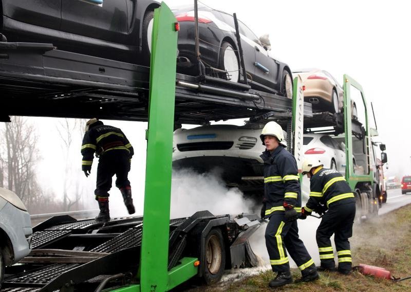 Zapalila se prikolica sa skupocjenim Porscheima