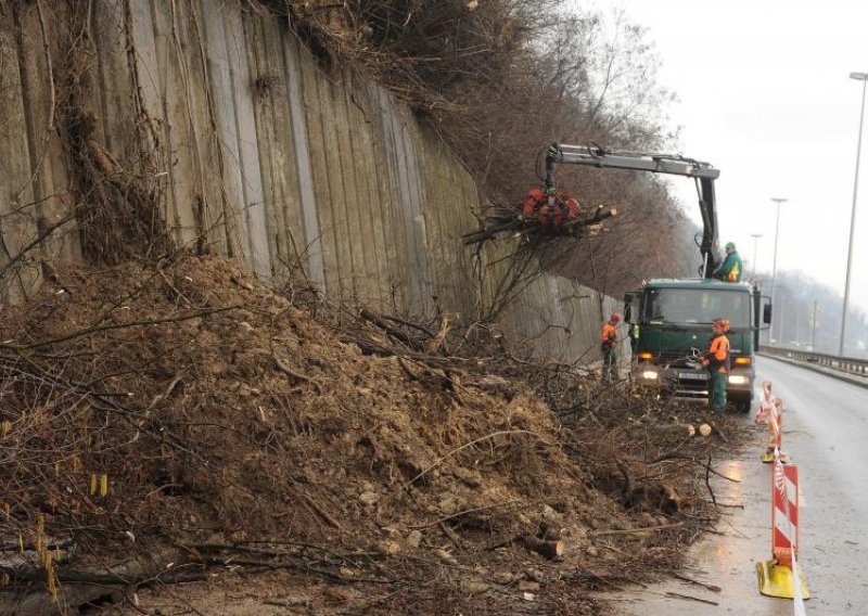 Odron na Aleji Bologna izazvao probleme u prometu