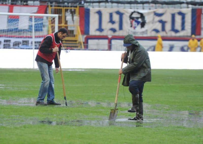 Kiša pretvorila Poljud u močvaru, derbi odgođen!