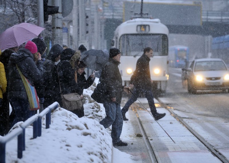 Zagreb zatrpava novi snijeg, problemi u prometu