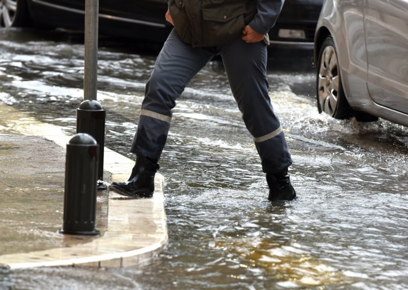 U Rijeci voda sukljala iz šahtova, u Zagrebu prometni kolaps