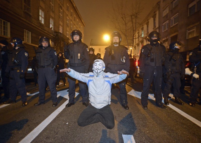 Police arrest protester outside HDZ HQ