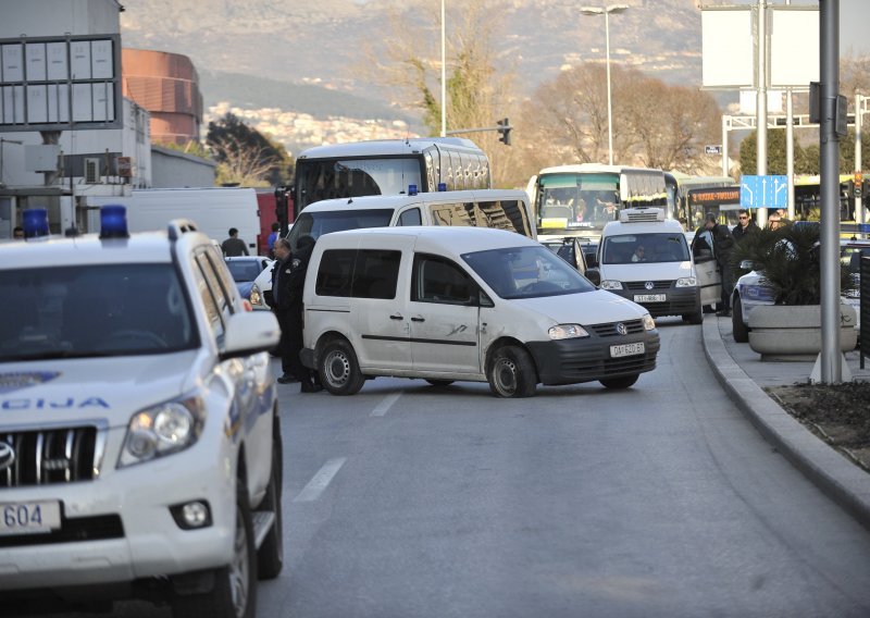 Bježali od policije jer su švercali tri kilograma marihuane