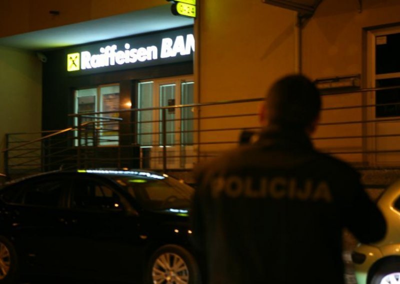 Policija traga za naoružanim pljačkašom trgovine