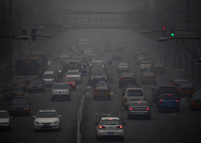 Peking prekriven smogom, zatvorene tvornice