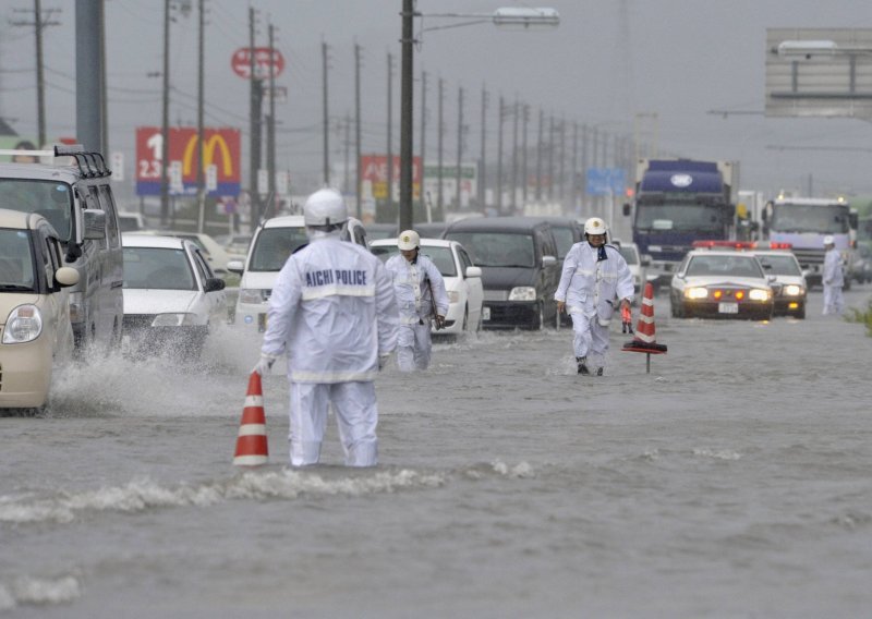 15 poginulih i nestalih u tajfunu Roke