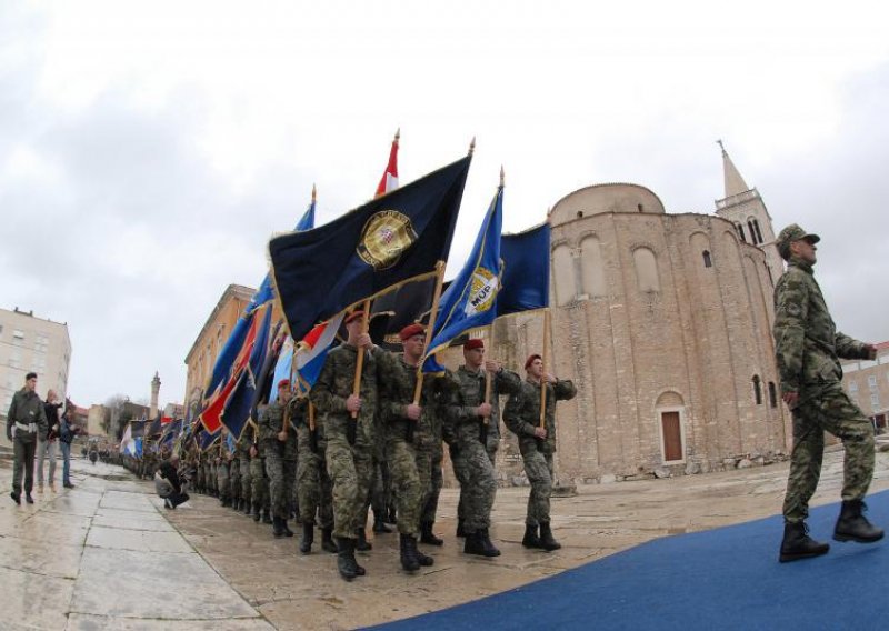 Mimohod ratnih zastava u čast akcije Maslenica