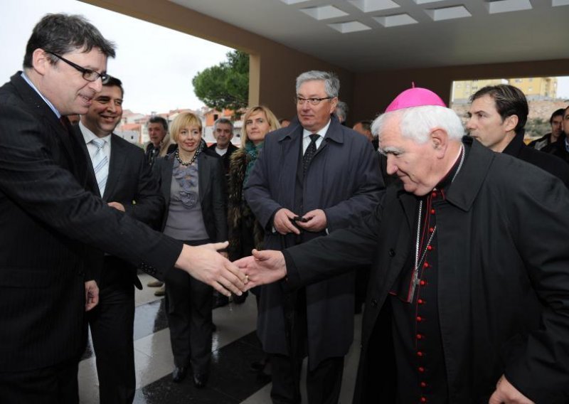 Ministar Jovanović i biskup Ivas rukovali se uz osmijeh