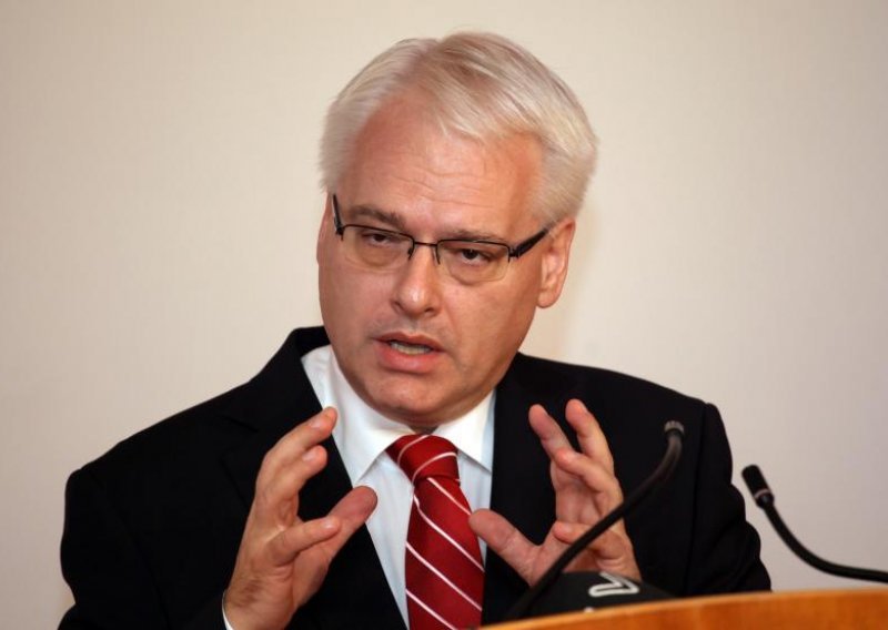 Josipović: Stati na kraj curenju informacija