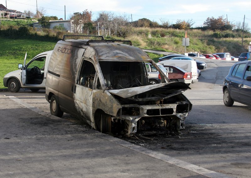 Blizu narodnjačkog kluba na Žnjanu izgorio automobil