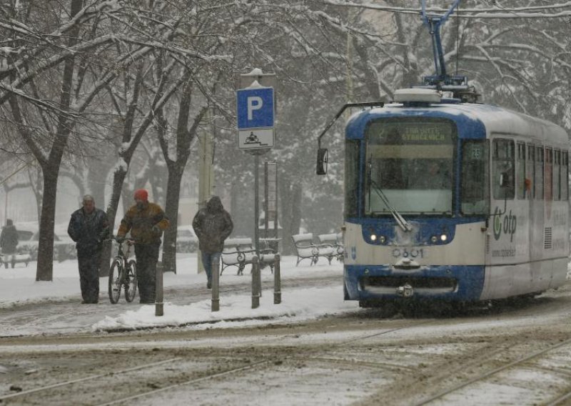 U tramvaju fizički napao trudnicu!