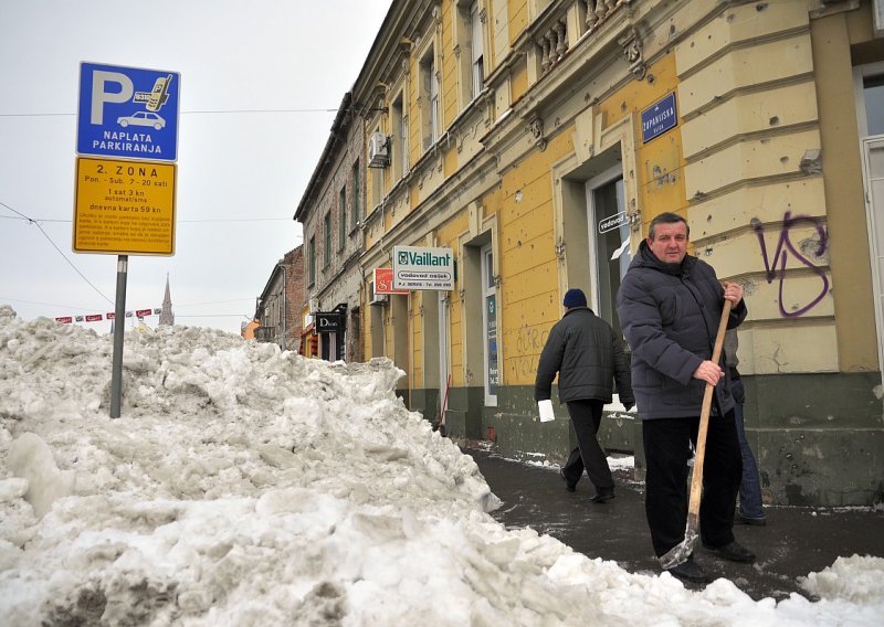 Stari i nemoćni mogu pozvati pomoć za čišćenje snijega!