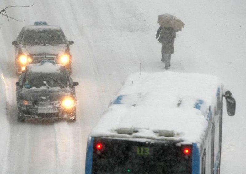 Snijeg paralizirao promet, ne putujte ako ne morate