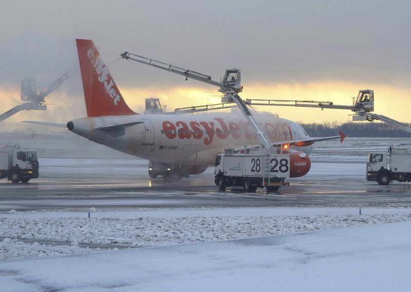 Snijeg okovao Europu, otkazani brojni letovi