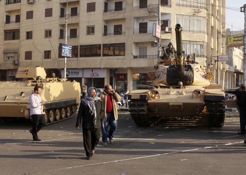 Tenkovi čuvaju Mursija od gnjevnih prosvjednika