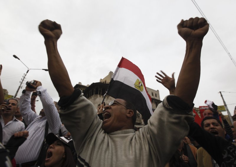 Sukobi oko predsjedničke palače u Kairu; Mursi pobjegao