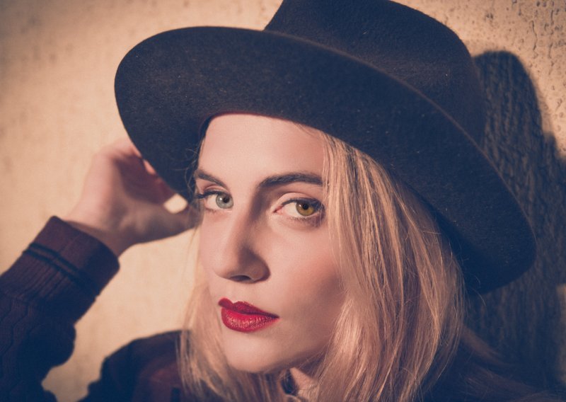 Dea Maria Računica: Kameleonske oči i život modela