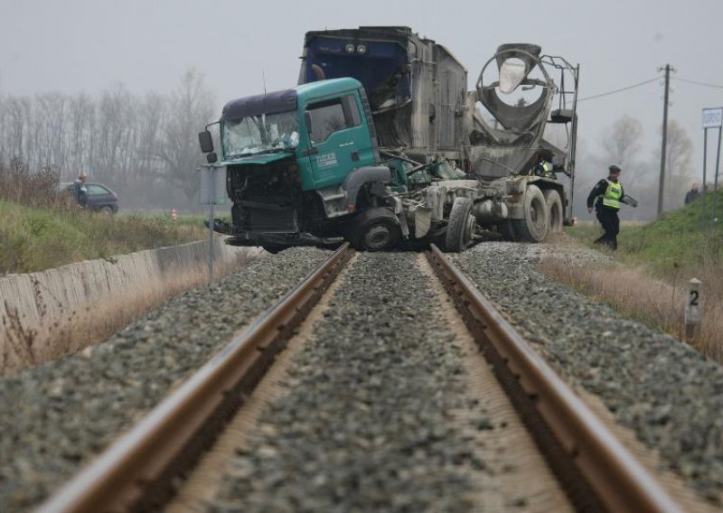 Kamion-mješalica podletjela pod vlak, ozlijeđeno 15 osoba