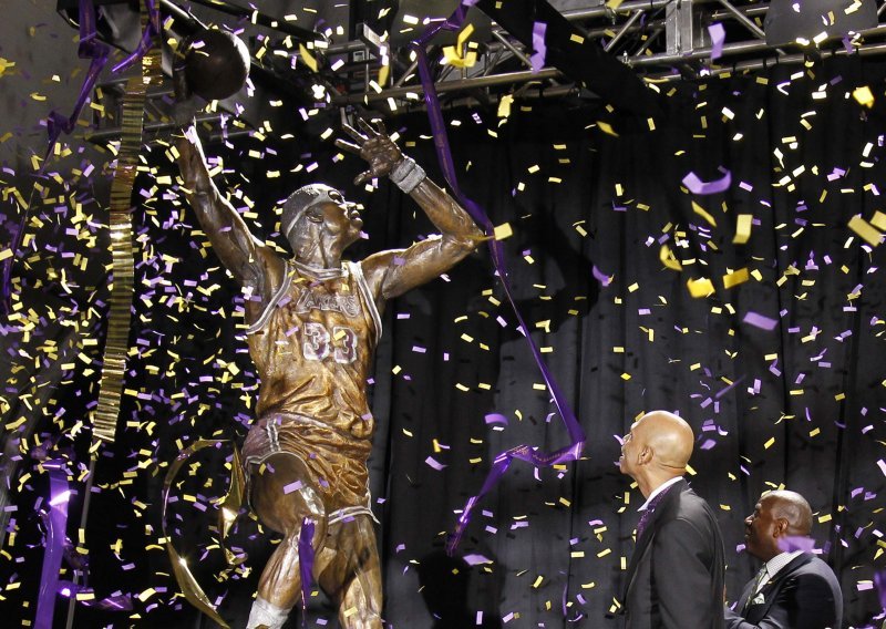 Prvi poraz Knicksa, Jabbar dobio statuu