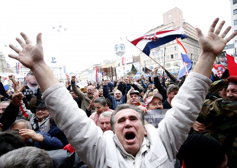 Jubilant crowd in Zagreb's main square hail acquittal of two generals