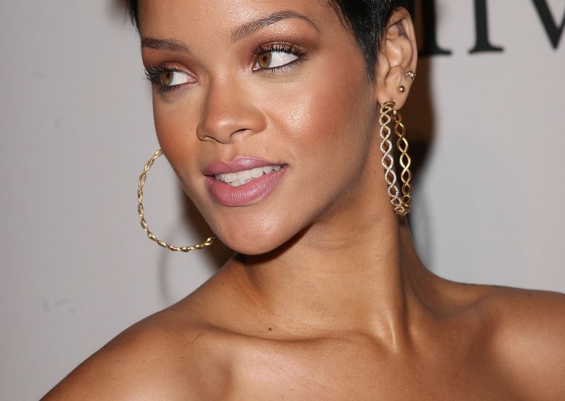 Zbog golišavih slika Rihanna nepoželjna za Vogue