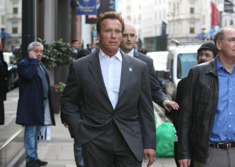 Arnold Schwarzenegger na koljenima traži oprost