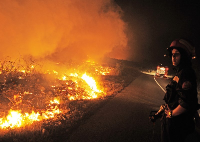 Požar na Braču pod kontrolom, oprez zbog jakog vjetra