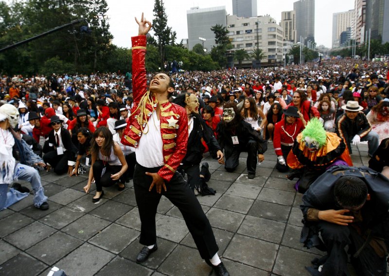 Dvanaest tisuća ljudi plesalo na Jacksonov 'Thriller'