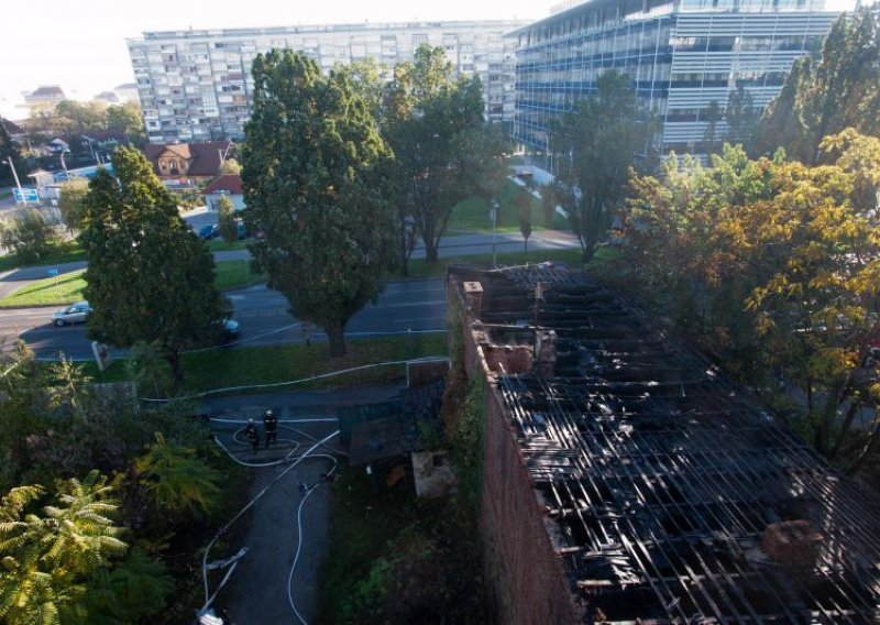 Vatrogasci pola noći gasili požar u Miramarskoj ulici