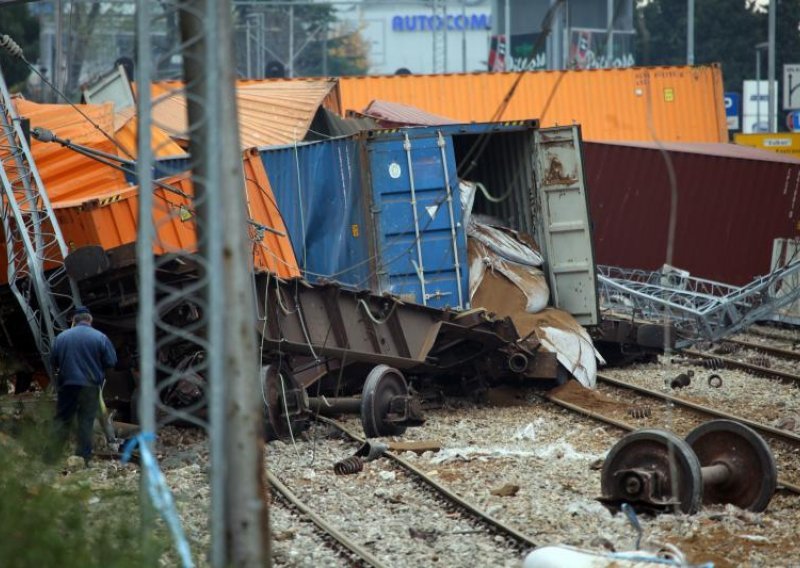 12 teretnih vagona iskočilo iz tračnica kod Starog Petrovog Sela