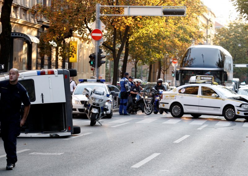 Trojica policajaca ozlijeđena u sudaru s taksijem