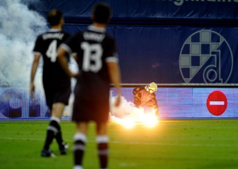 Skup 'hobi': Baci baklju i plati kaznu UEFA-i