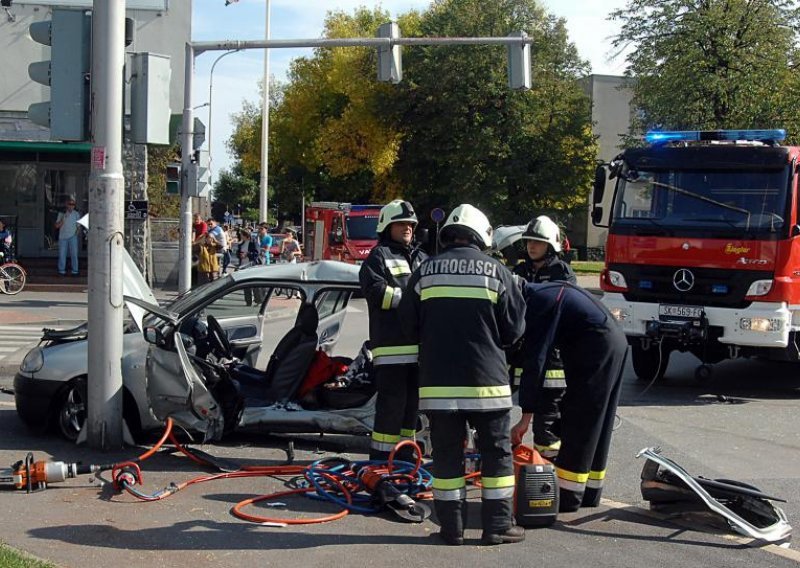 Žena poginula, dijete se bori za život