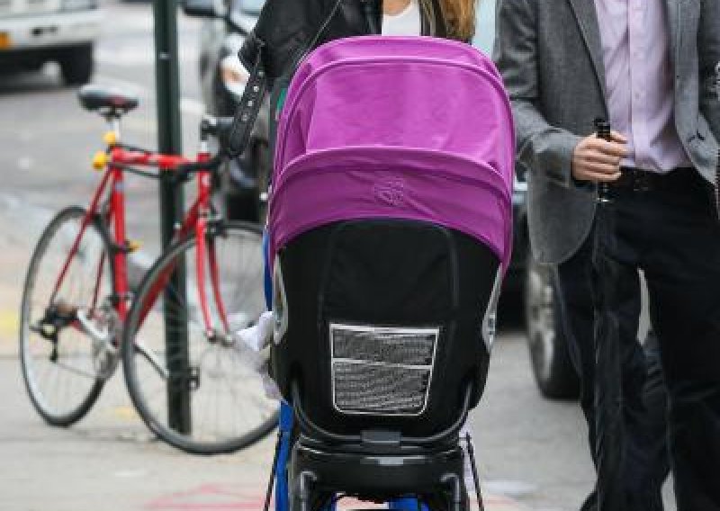 Jessica Alba ovako se skocka za šetnju s bebom