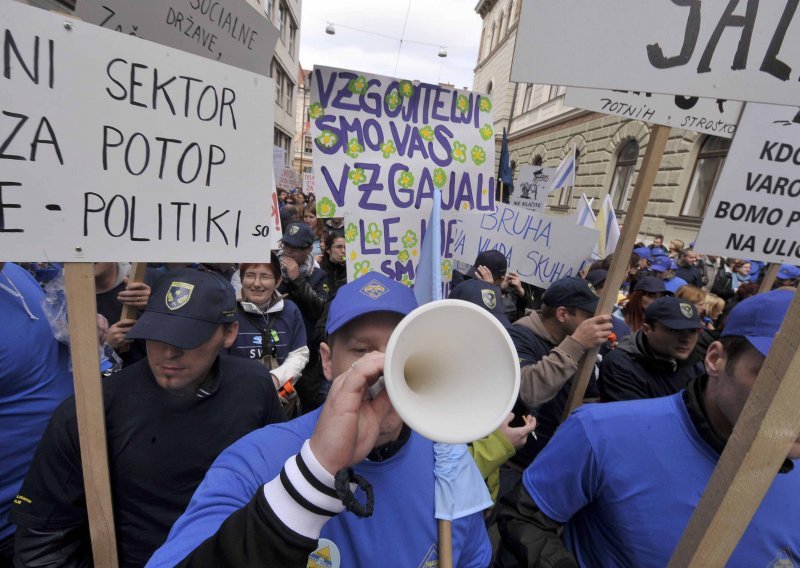 Janša najavio rezanje plaća i otpuštanja u javnom sektoru