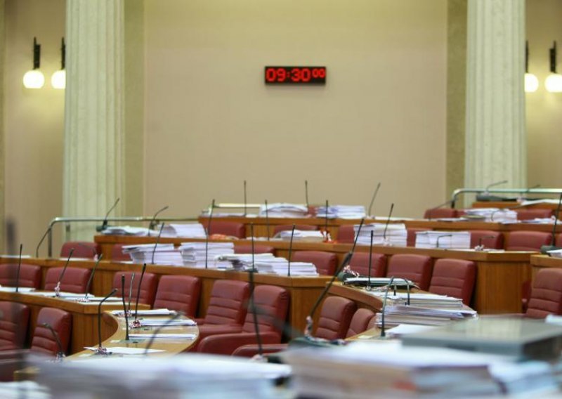 'Premalo nas je u sabornici i to je sramota!'