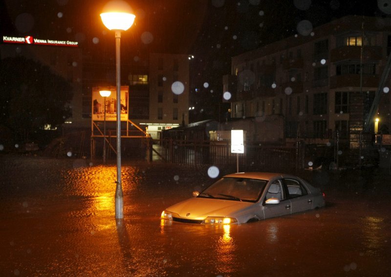 U Puli poplavljene ulice i automobili