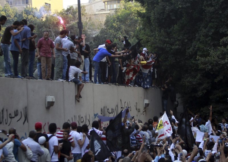 Tisuće prosvjednika napalo američku ambasadu u Kairu!