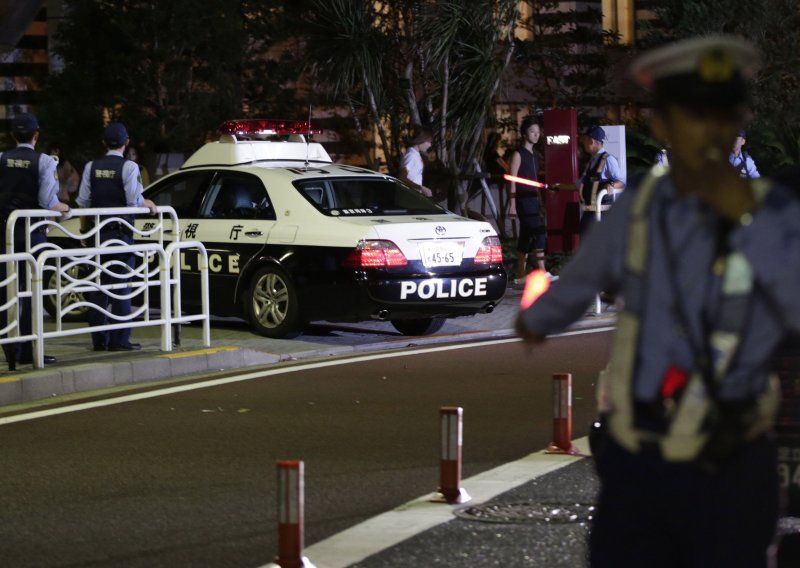 Muškarac s nožem drži pet talaca u japanskoj banci