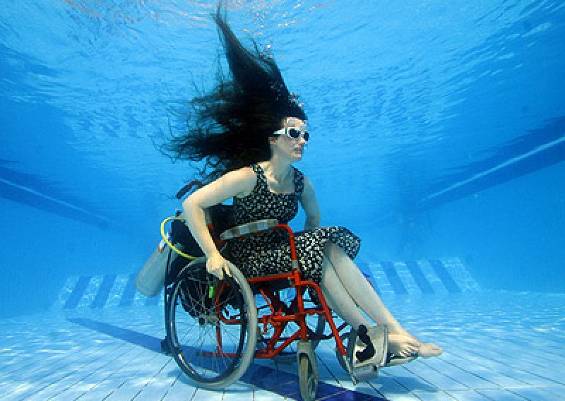 Britanka izumila podvodna invalidska kolica