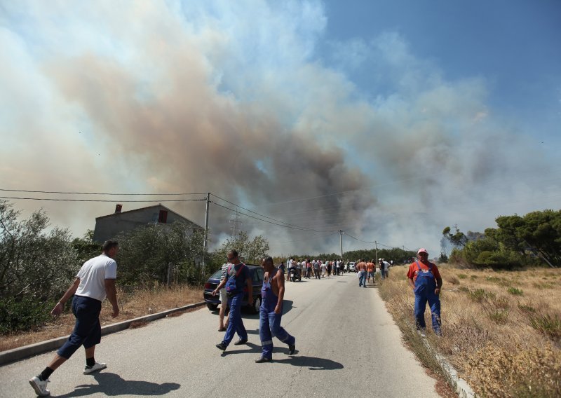 Vojska i vatrogasci s kopna gase požar kod Rudina